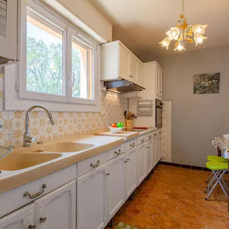Appartamento Les Mimosas-3 By Interhome